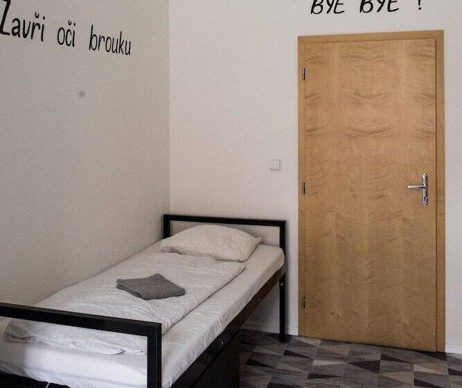 اتاق یک نفره پایه با سرویس بهداشتی مشترک, Hostel Eleven