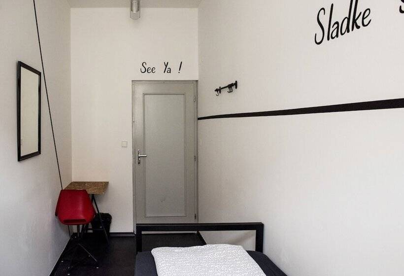 اتاق یک نفره پایه با سرویس بهداشتی مشترک, Hostel Eleven