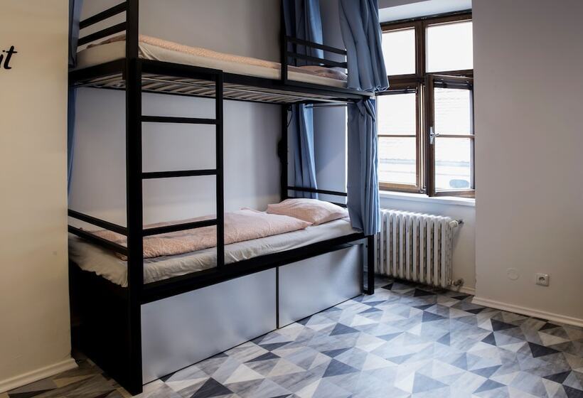 تختخواب در اتاق مشترک, Hostel Eleven