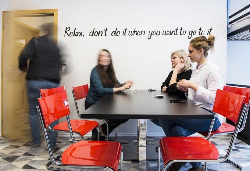 تختخواب در اتاق مشترک, Hostel Eleven