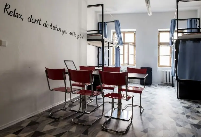 ルームシェアのワンベッド, Hostel Eleven