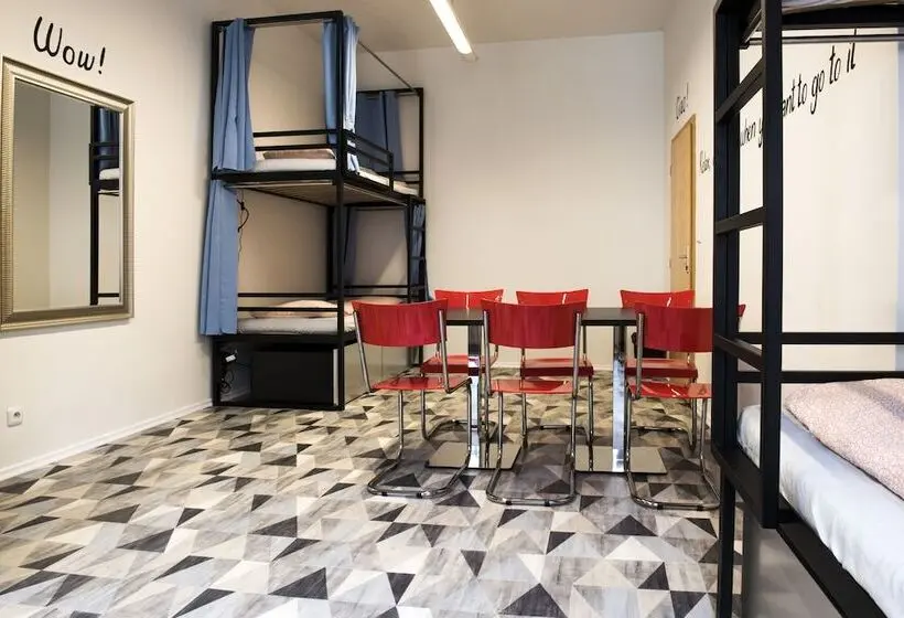 ルームシェアのワンベッド, Hostel Eleven