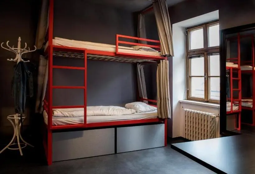 ルームシェアのワンベッド, Hostel Eleven