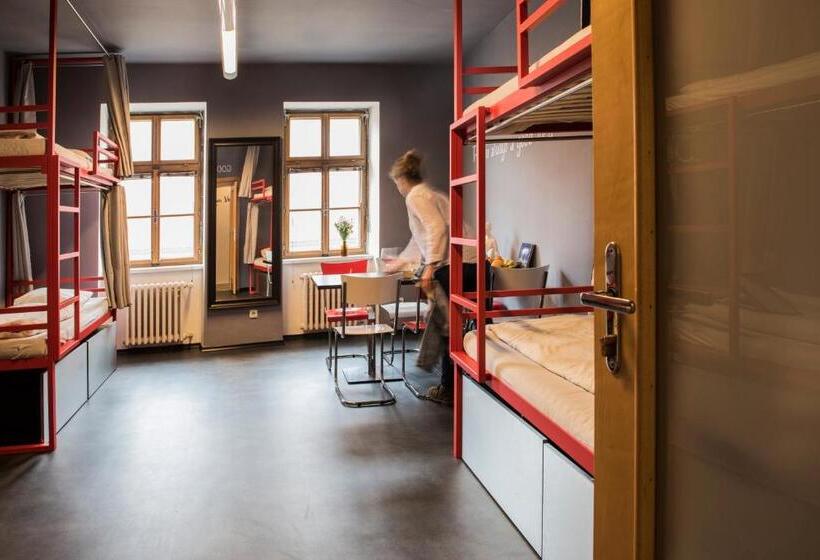 تختخواب در اتاق مشترک, Hostel Eleven