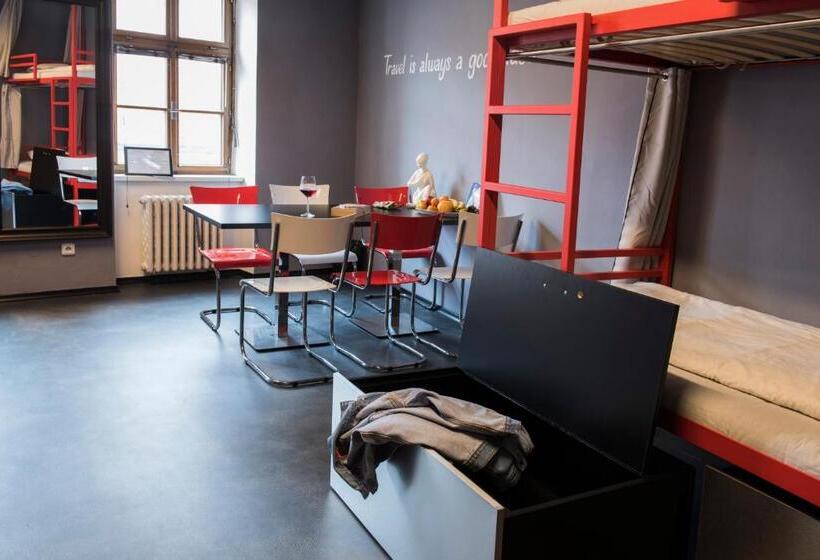 تختخواب در اتاق مشترک, Hostel Eleven