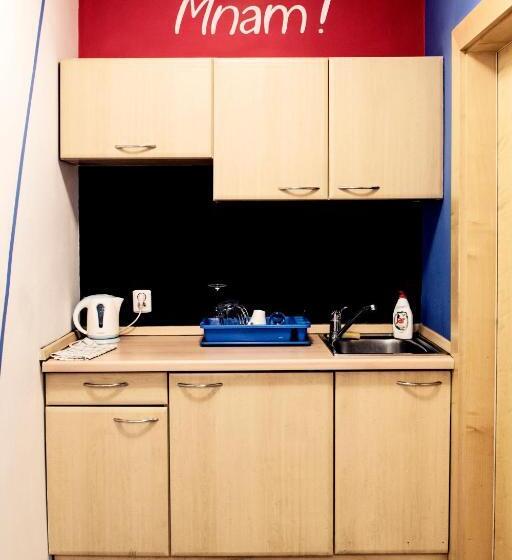 تختخواب در اتاق مشترک, Hostel Eleven