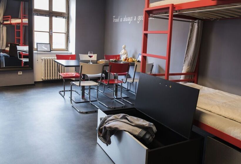 تختخواب در اتاق مشترک, Hostel Eleven