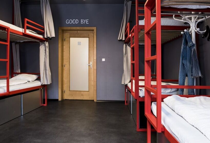 تختخواب در اتاق مشترک, Hostel Eleven