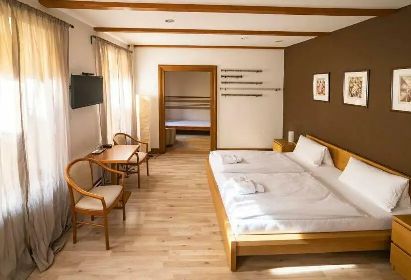 Standard Neljän Hengen Huone, Bílá Paní