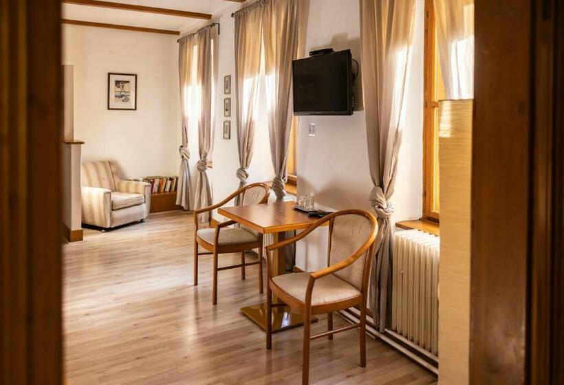 四人标准间, Bílá Paní