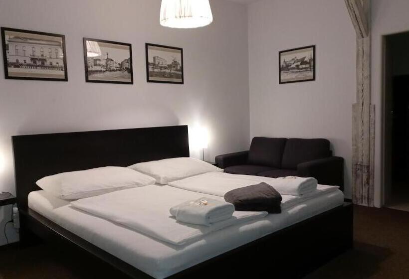 标准间, Bílá Paní