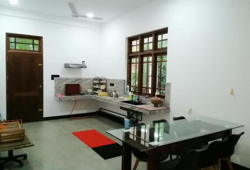 豪华洋房, Green Hill Cottage