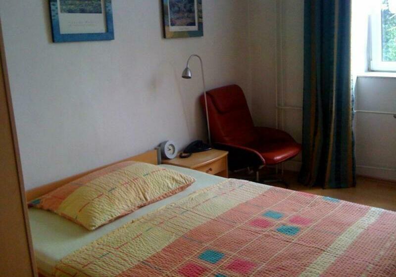 Standard Yhden Hengen Huone, Line