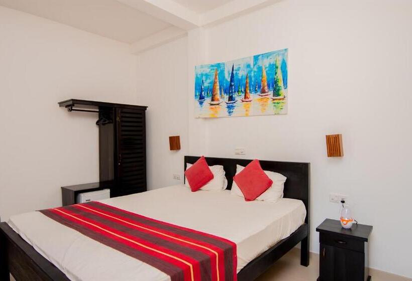 חדר דלוקס לשלושה, Nico Beach