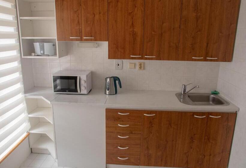 דירת חדר, Pizzeria Istria