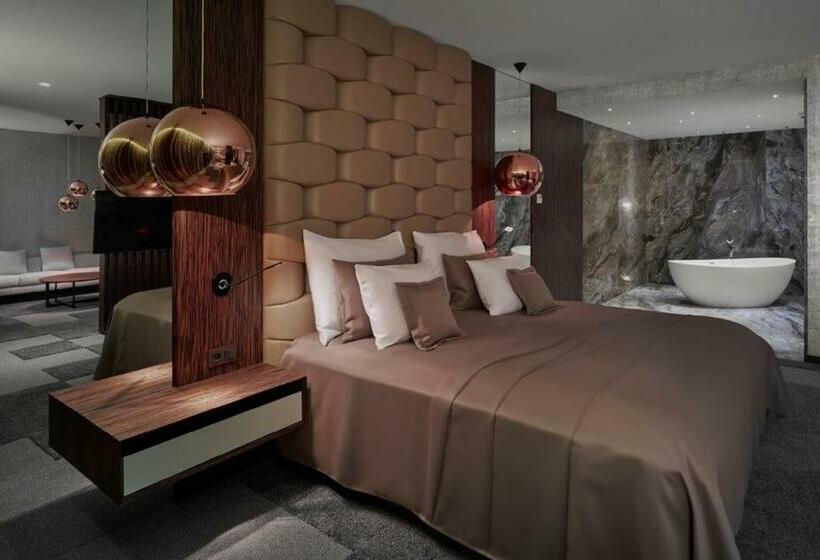 ジュニアスイート, Theatre