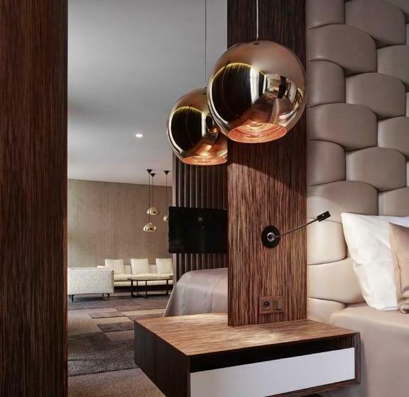 ジュニアスイート, Theatre