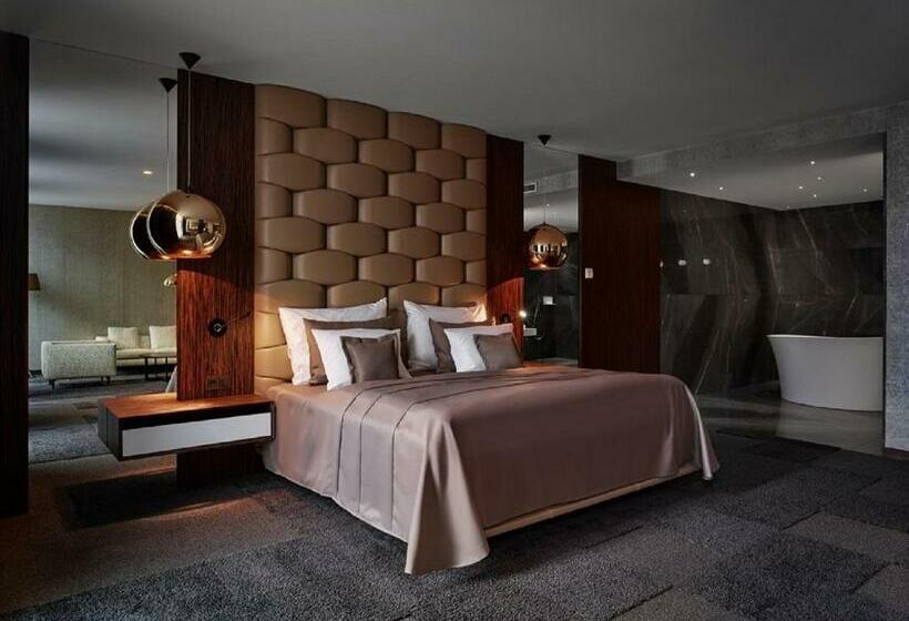 ジュニアスイート, Theatre