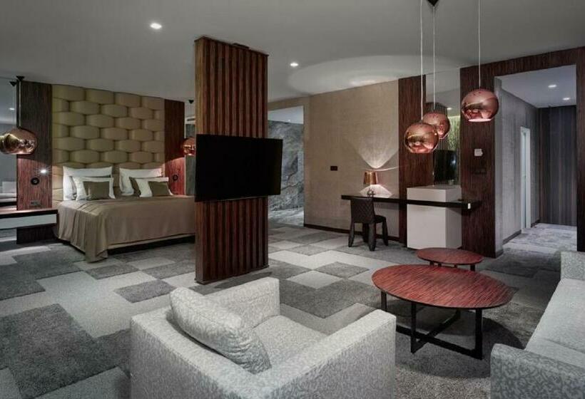 ジュニアスイート, Theatre