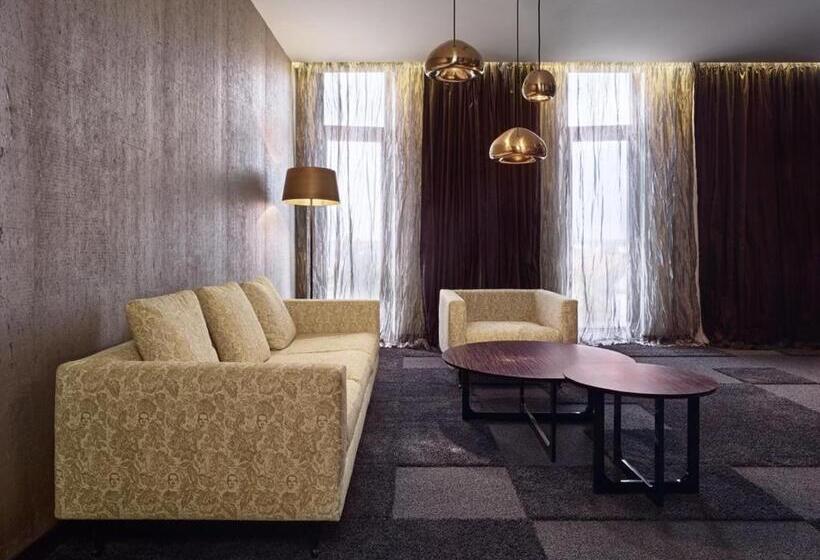 小型套房, Theatre