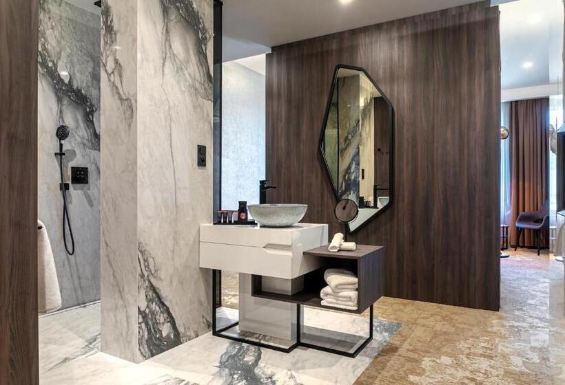 デラックスルーム, Theatre