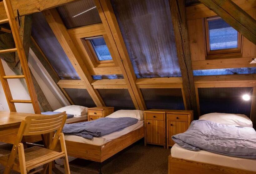 Четырехместный номер эконом класса с общей ванной комнатой, A Hostel Zámecký Pivovar Litomyšl