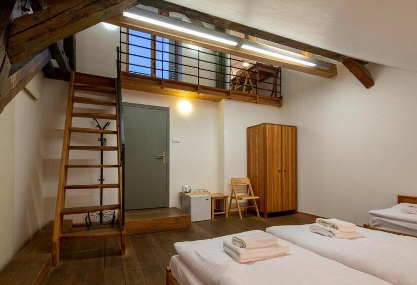 اتاق استاندارد سه نفره, A Hostel Zámecký Pivovar Litomyšl