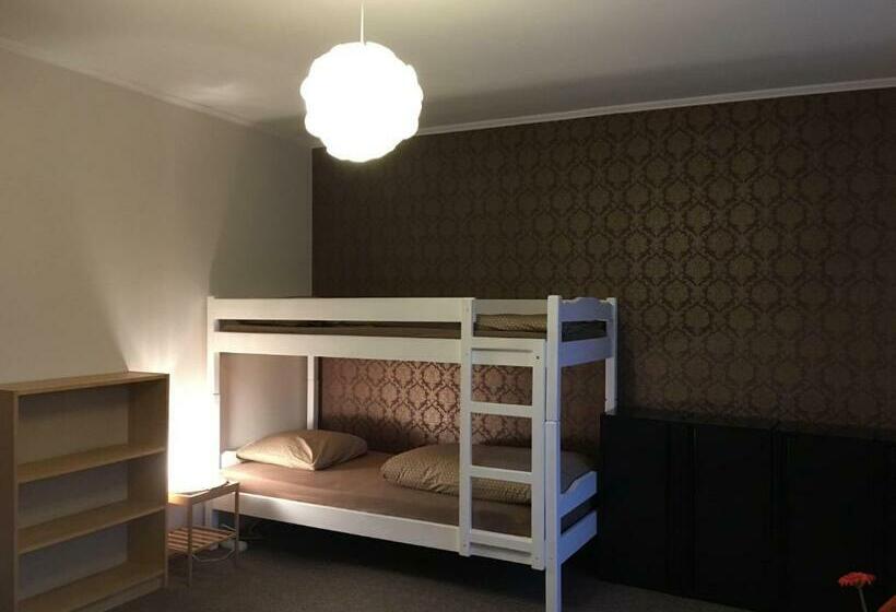 חדר סטנדרטי לארבעה עם חדר אמבטיה משותף, Mikalo House