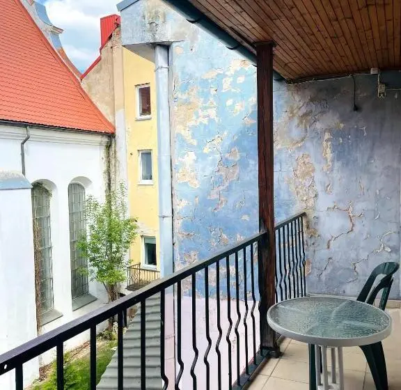 اتاق لوکس با بالکن, Mikalo House