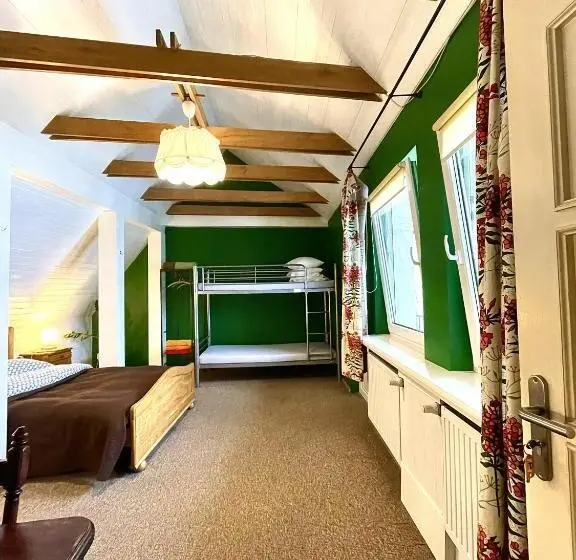 اتاق لوکس با بالکن, Mikalo House