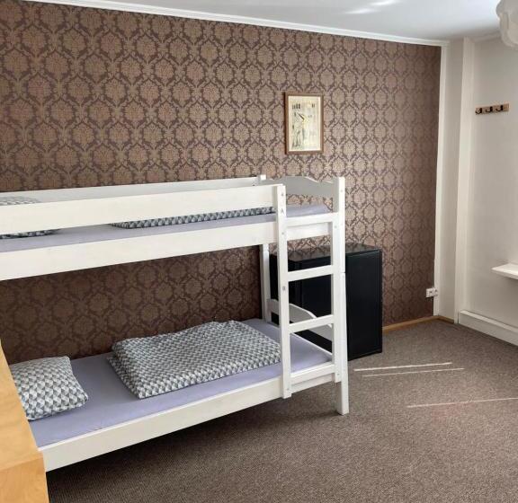 חדר סטנדרטי לארבעה עם חדר אמבטיה משותף, Mikalo House