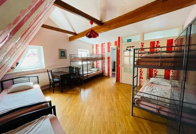 تختخواب در اتاق مشترک, Mikalo House