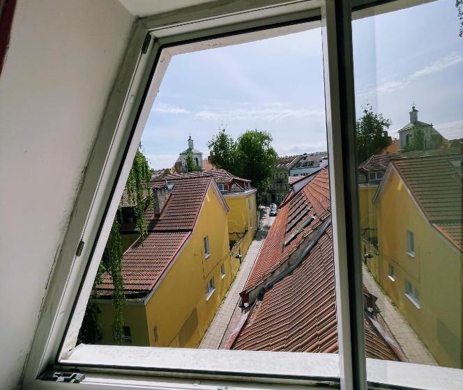 מיטה בחדר משותף, Mikalo House