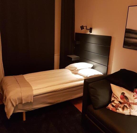 标准单人间, L Kong Christian