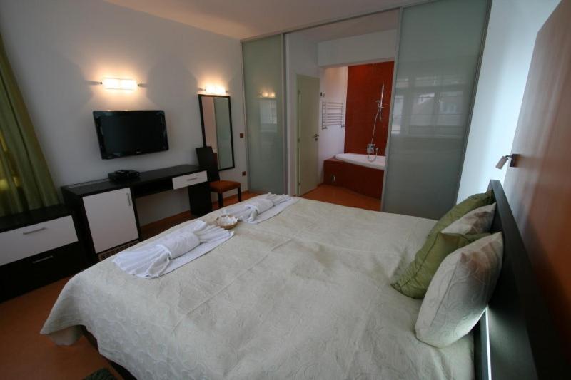 جناح مزوَّد بشرفة, Krystal