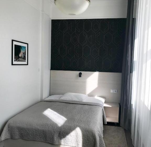 اتاق استاندارد یک نفره, L Wesenbergh