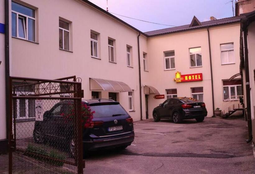 اتاق استاندارد سه نفره, Leo