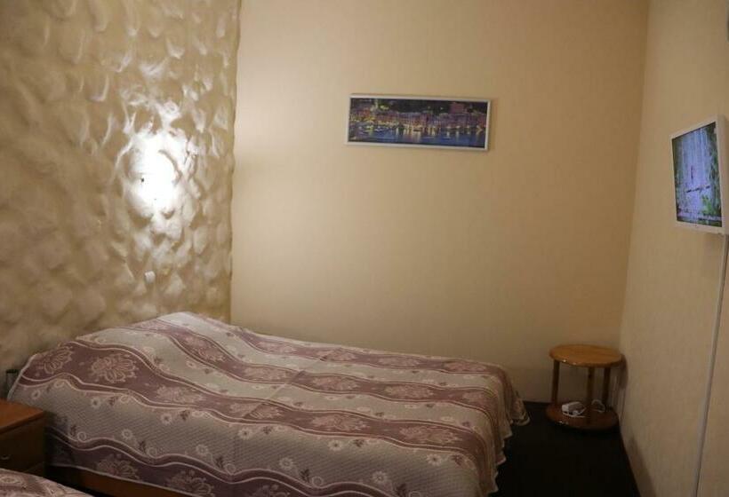 اتاق استاندارد سه نفره, Leo