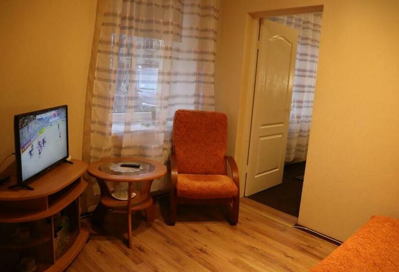 اتاق استاندارد سه نفره, Leo