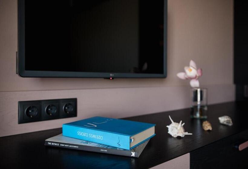 سوئیت با تخت بزرگ, Maestro Design