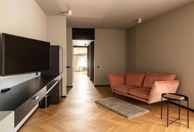 سوئیت با تخت بزرگ, Maestro Design