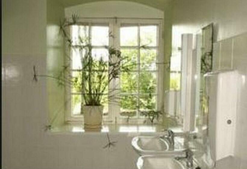 تختخواب در اتاق مشترک, Sagadi Manor