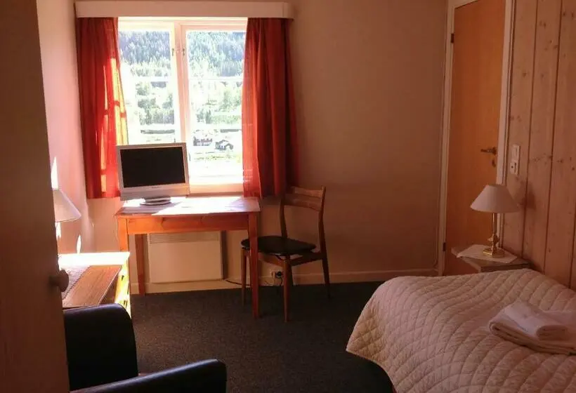 Standard Yhden Hengen Huone, Smedsgården