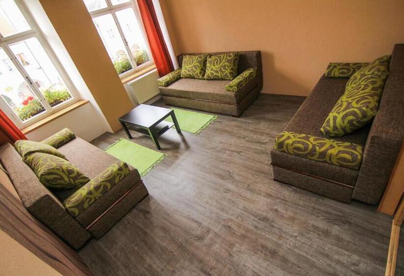 דירת חדר, Sokolský Dům