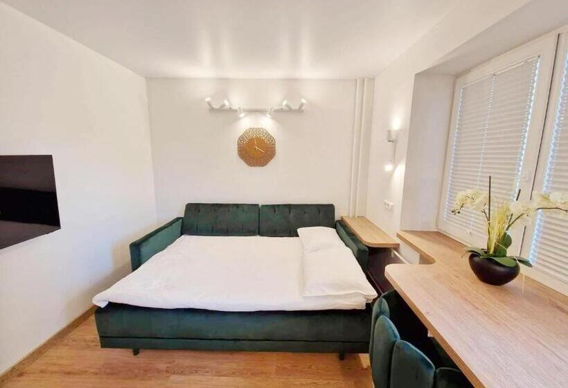 استودیوی سوپریور, Vivulskis Apart