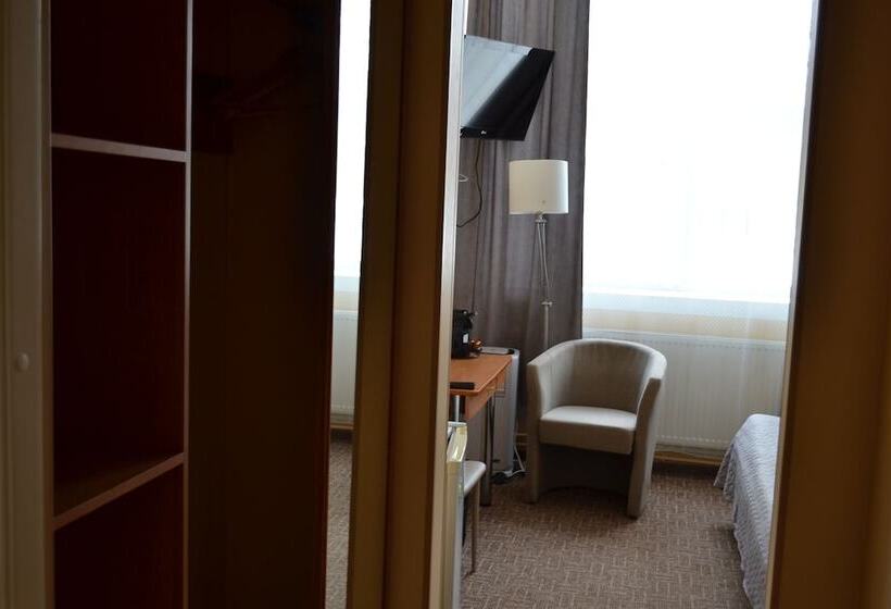 اتاق استاندارد سه نفره, Yes