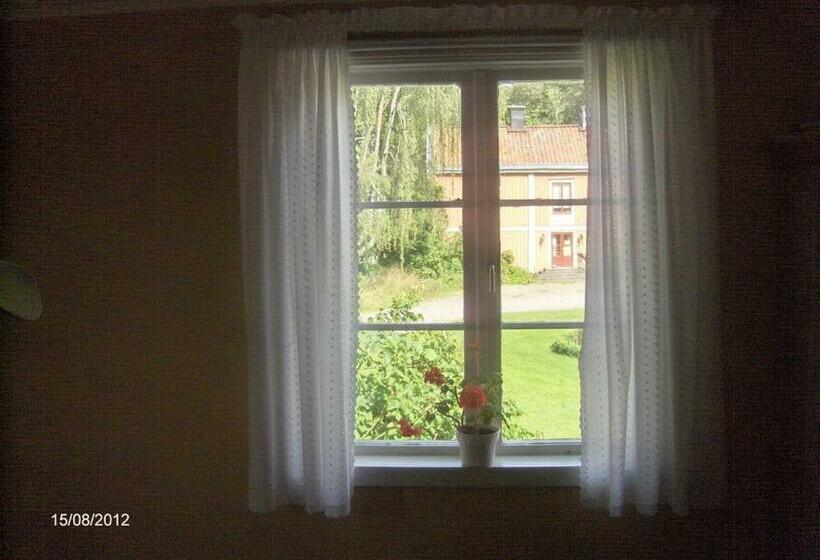 חדר סטנדרטי לארבעה עם חדר אמבטיה משותף, Mälby Säteri B&b