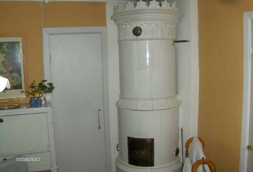 חדר סטנדרטי לארבעה עם חדר אמבטיה משותף, Mälby Säteri B&b