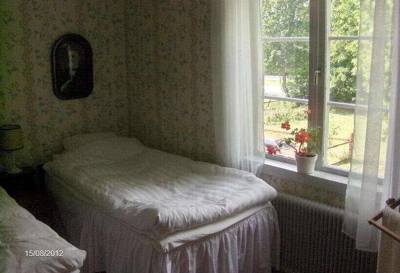 חדר סטנדרטי לארבעה עם חדר אמבטיה משותף, Mälby Säteri B&b