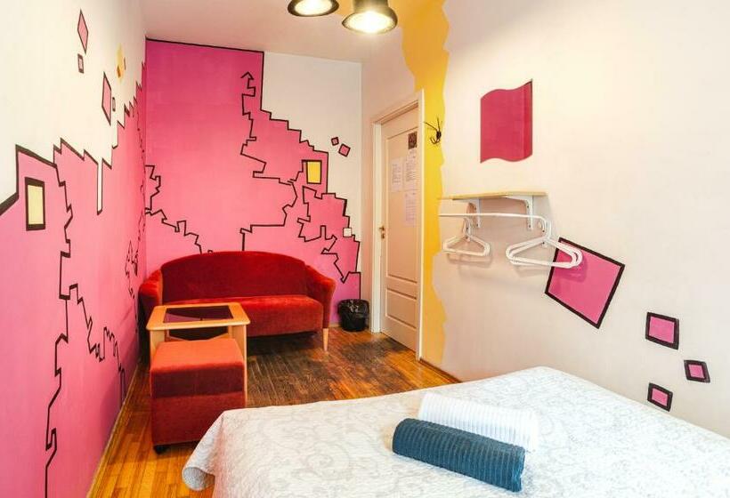 اتاق استاندارد با سرویس بهداشتی مشترک, Pogo Hostel